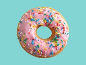 Level Off supplement next to a donut, illustrating its role in reducing glucose spikes from sugary foods and supporting better post-meal glucose management. Ideal for those aiming to balance blood sugar levels after carb-rich meals.